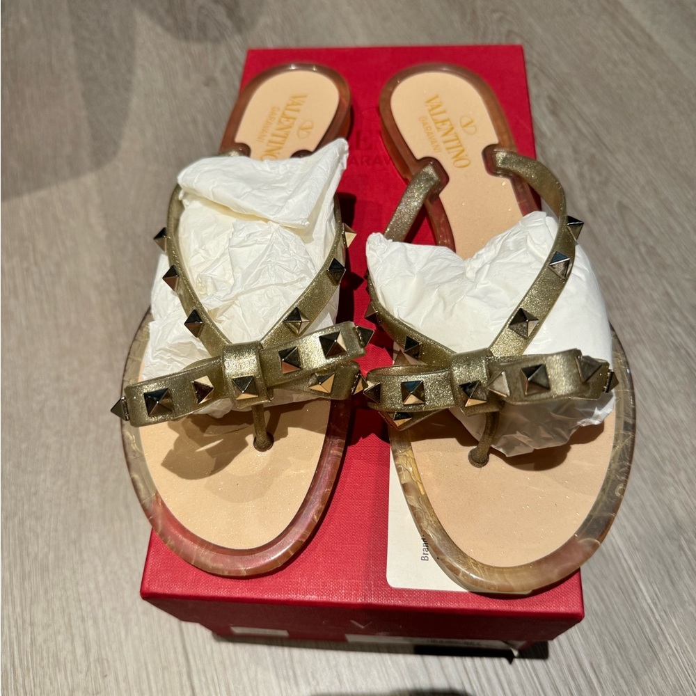 Valentino Garavani Rubber Rockstud Flip Flop in GOLD